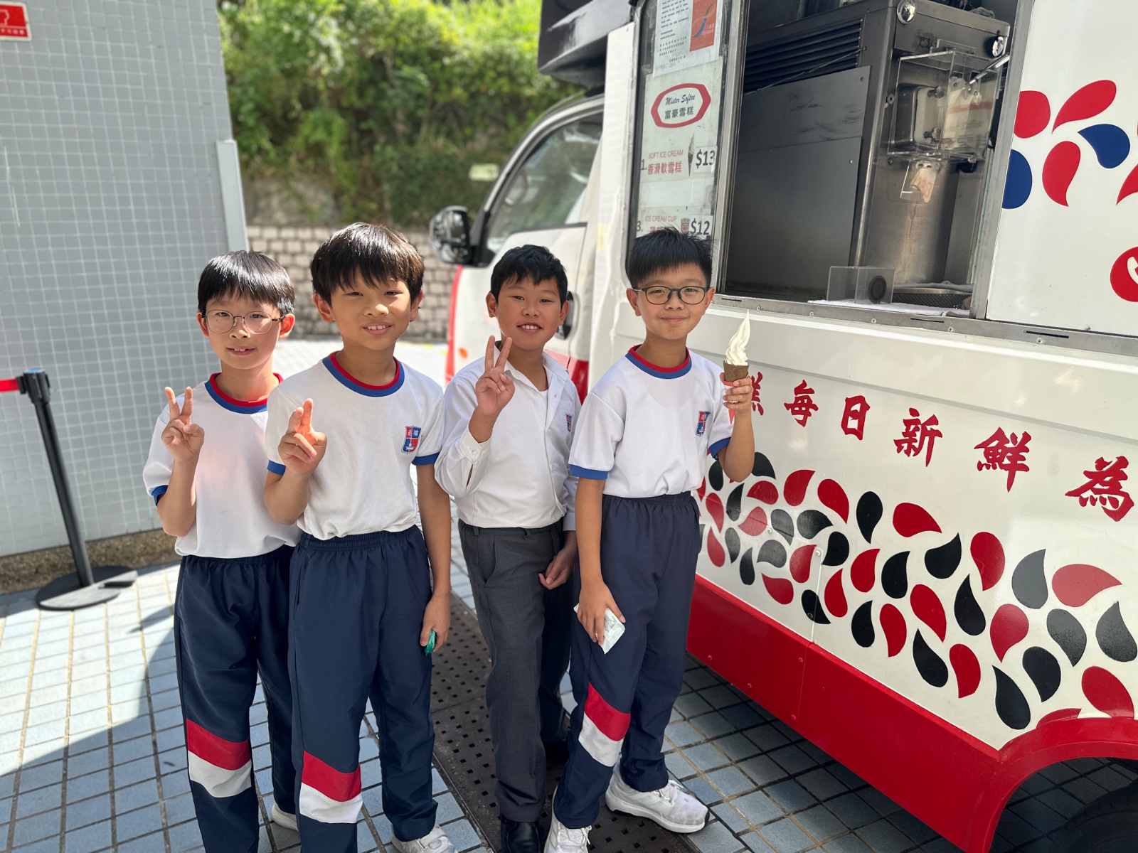 雪糕車前合照